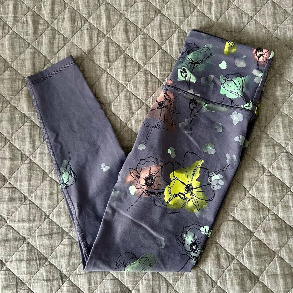 Excellent Condition Victoria’s Secret Workout Leggings Size Small Short